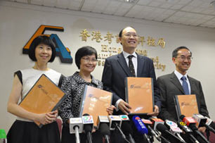 考評局秘書長唐創時博士(右二) 於7月14日的記者會上公布2015年文憑試整體成績。