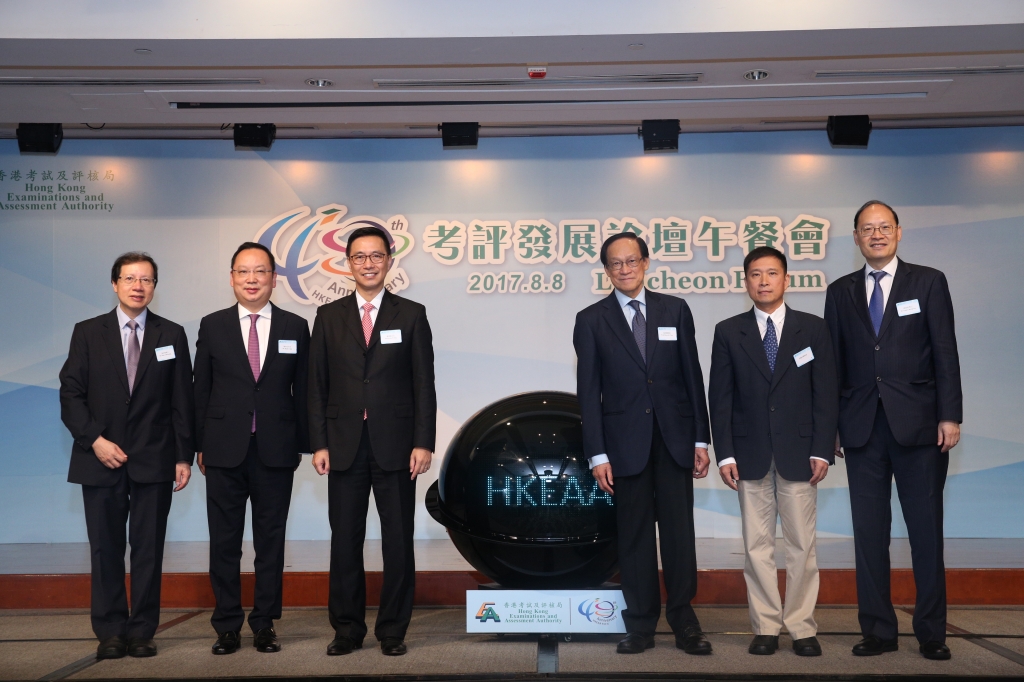 論壇午餐會由教育局局長楊潤雄先生(左三)擔任主禮嘉賓及致  開幕辭  ，他聯同(左起)麥志強博士、陳仲尼先生、陳坤耀教授、劉建豐博士與唐創時博士主持啟動儀式