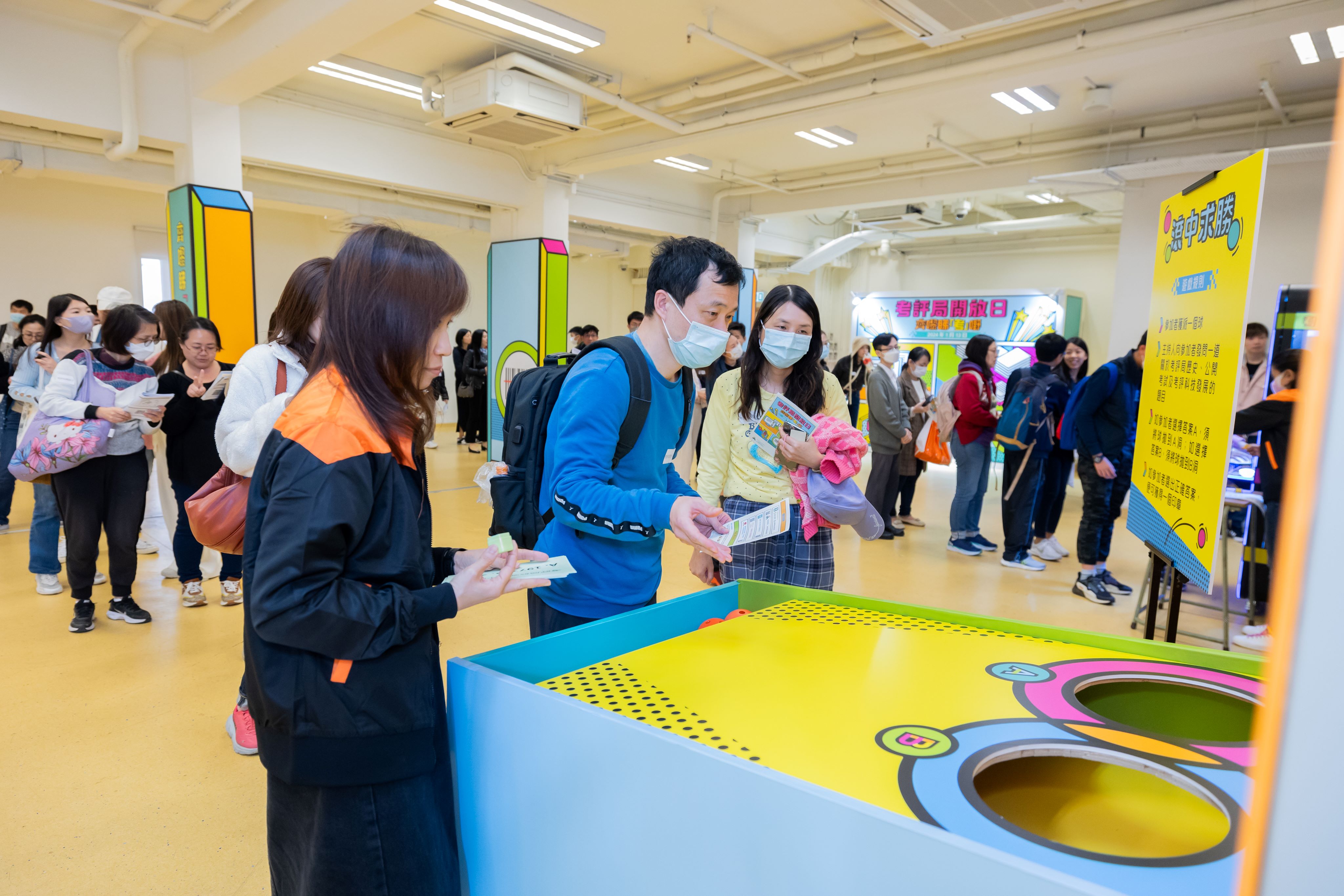 家長及學生齊來參加攤位遊戲