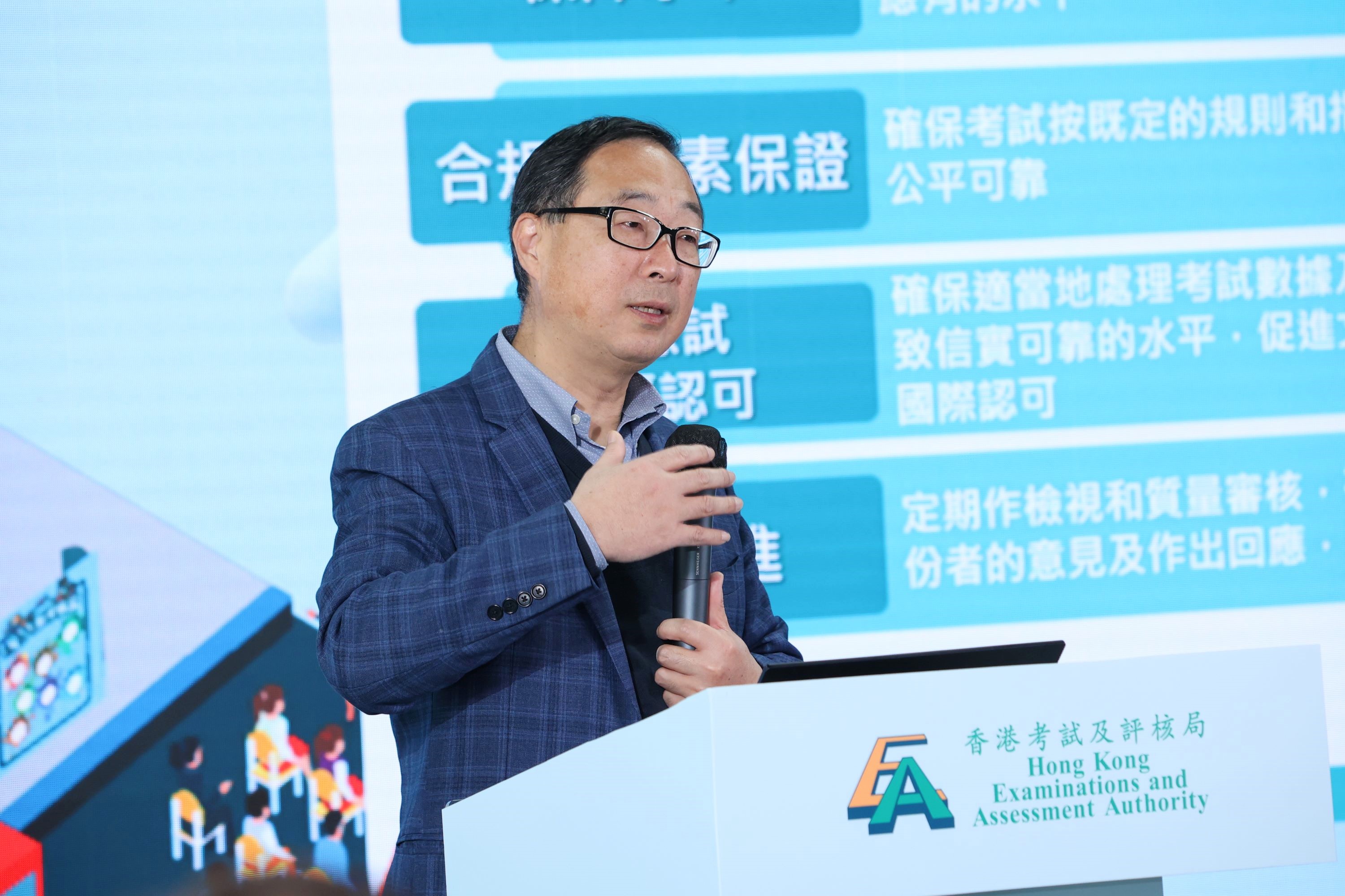 Prof Wei Xiang-dong, Secretary General of the HKEAA introduced the latest developments of HKDSE to the visitors.