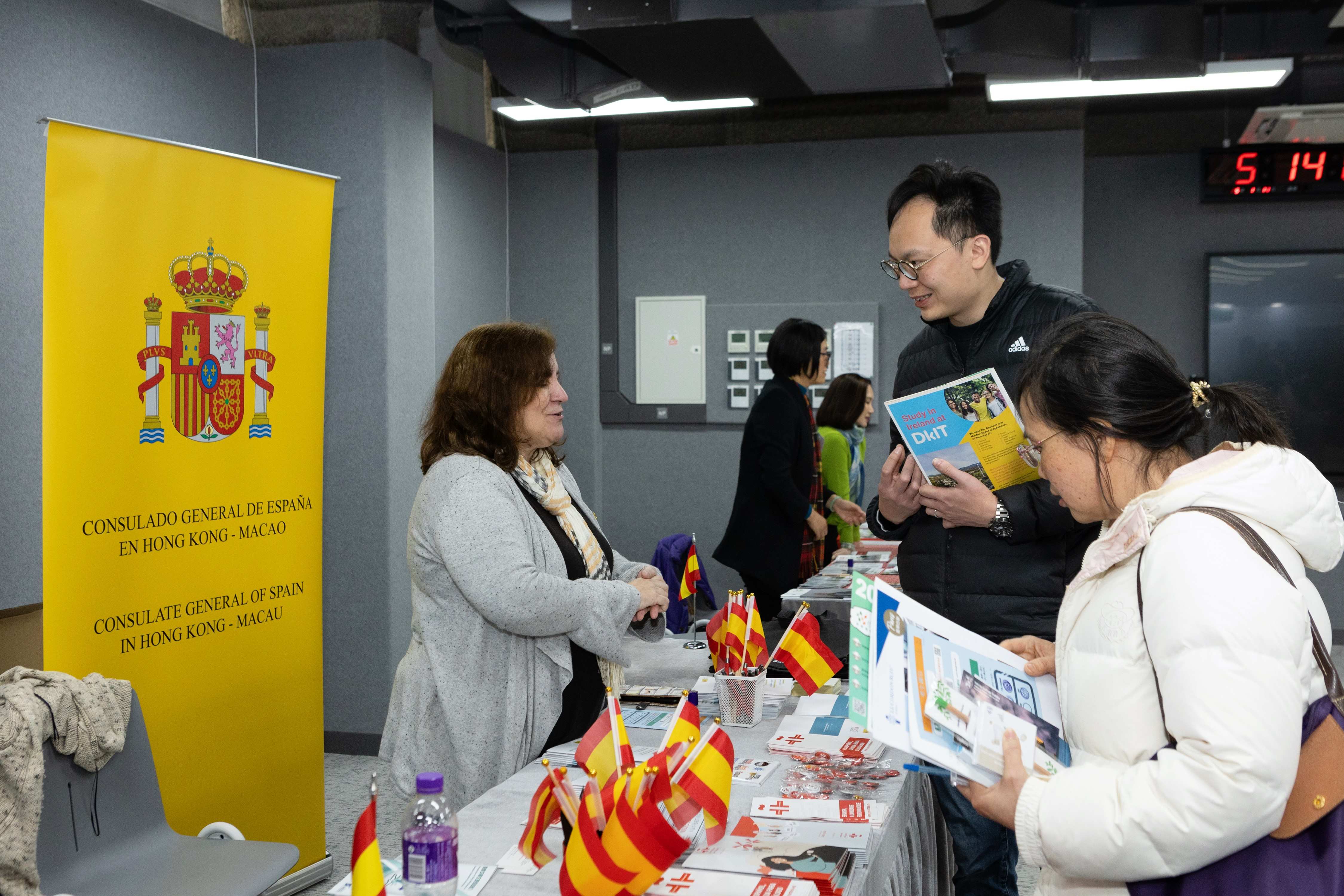 Representative of the Consulate General of Spain in Hong Kong introduced information on further education in Spain to visitors.